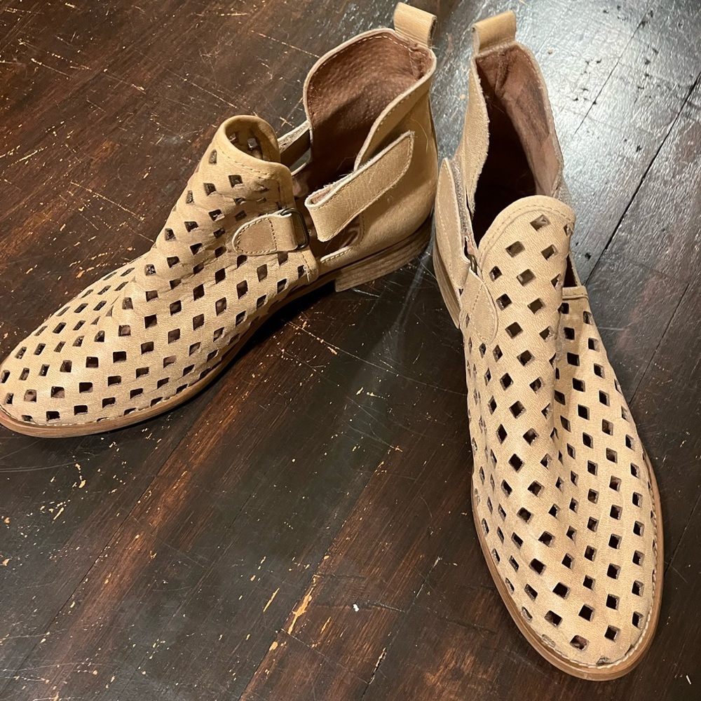 Musse & Cloud Western Ankle Booties. Taupe